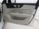 運転席ドアの全景です。キャビンを彩るすべてのものに、機能を形にした美しさが備わっています。