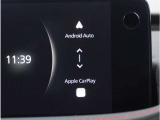 【スマートフォン連携】車内でスマートフォンと連携し、Apple CarPlayやAndroid Autoで通話、音楽、マップなどの様々な機能が利用可能です。