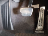 ペダル】BMWはオルガン式アクセルペダルを採用しています。踏み込む足とペダルが同じ軌跡を描くため、かかとがずれにくく、アクセルコントロールがよりしやすくなるメリットがあります