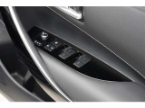スイッチ一つで窓を開け閉めできるパワーウィンドウスイッチです。
