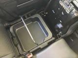 助手席シートの下にも大きな物入!