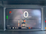 メーター内にディスプレーを搭載。燃費、継続可能距離などの運転をサポートする情報、ホンダセンシングの注意・警告などを表示します。