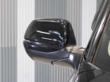 【ドアミラーウインカー】ウインカーと連動してミラー外側部分が点灯します。対向車や歩行者、並走するバイクや自転車からの視認性が上がります。