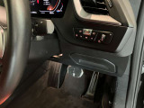 ドライバーを中心に考えた運転席の設定になっております。ナビゲーション/エアコンの操作も簡単に操作が可能です。是非、ご試乗で体感していただくことをおススメいたします。