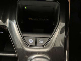 【インテリジェントパーキングアシスト】ハンドル操作をシステムが自動制御し、駐車を支援。 ドライバーはアクセルとブレーキの操作と、周囲の安全確認に専念することができます。