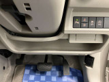 【運転席アンダートレー】タオル等置くのに便利