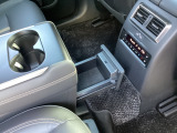コンソールBOX下部には引き出しもあり小物の収納も可能でございます。