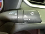 【オートライト】車外の明るさに応じて、自動的にライトの点灯・消灯をしてくれます。