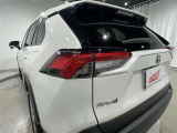 LEDテールライトです。省電力、高輝度のLEDは明るく照らすので夜間運転時の視認性を高めます。