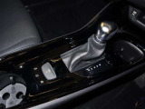 シフトパターンです。電気式のパーキングブレーキを採用してます。また車種・グレードによっては走行モードも変える事も!