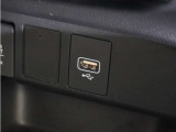 【USBジャック】充電をスマートに。スマートフォンやタブレット、携帯ゲーム機などの充電が可能。