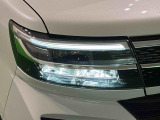 対象物が見やすく白く明るい光で夜間走行をサポートするフルLEDヘッドランプ(サイドビューランプ、クリアランスランプ、オートレベリング機能付き)を装備