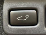 【パワーバックドア】スマートキーや運転席のボタンを押すだけでリアゲートが自動で開閉します!荷物を持っている時や、高い位置にあるバックドアを閉める際に便利な機能です♪