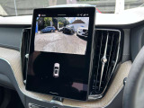 囲われた空間からの発車時などフロントカメラで確認できます。