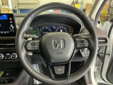 ステアリング右手側に安全運転支援機能のホンダセンシングをコントロールするスイッチ、左手側にオーディオ関連のコントロールスイッチを配置、視線を逸らすことなく運転に集中できます