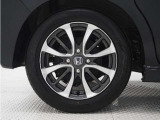 ◆純正ホイール装着車◆シンプルなデザインのホイールキャップ付きです。