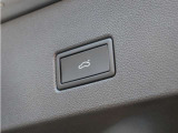 両手がふさがっている場面でも便利なパワーテールゲート採用です。