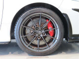 純正のアルミホイール装着車です。タイヤサイズは225/40R18です。