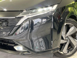 【LEDヘッドライト】悪天候や夜間走行時も良好な視界を確保し安心して運転できる高輝度LEDヘッドライトを装備!点灯速度が早く、消費電力も抑えられています。
