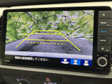 駐車時や後退時の安全をサポート。死角を減らし、スムーズな後退を可能にします。