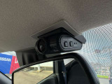 ドライブレコーダーは車室内カメラによる車内および車側面の撮影記録、走行中の幅寄せ対策や後方撮影(リヤガラス越し)にも対応。駐車中、衝撃を検知すると自動的に録画モードが作動、大切な人とクルマを見守ります
