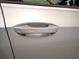 &rdquo;Keyless Access&rdquo;によって、ドアハンドルに手をかけるだけでドアロックが解除できます!