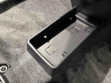 ティッシュ箱もぴったり収まるセンターフロアトレイ