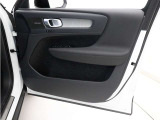 運転席ドアの全景です。キャビンを彩るすべてのものに、機能を形にした美しさが備わっています。