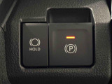 指先だけで簡単に操作が可能な電動パーキングブレーキを採用。「HOLD」スイッチを押すと、渋滞や信号待ちなどでブレーキペダルから足を離しても、ブレーキを保持するので安心です