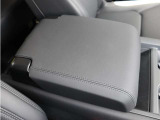 (アームレスト)長距離運転の疲労軽減にご利用ください。収納にもなっておりますので、小物の整理にご利用ください。