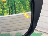 【後方車輛検知】走行中、ドアミラーの死角になりやすい箇所に後続車が接近するとサイドミラー付近に警告を表示、ドライバーに注意喚起をしてくれます。