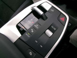 コンパクトに設計された電子式シフトレバーを採用。軽い操作でスムーズにギアチェンができ、モダンで洗練されたデザインがセンタコンソールに上質な印象を与えます