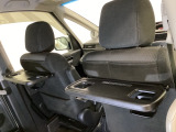 運転席・助手席の背もたれには、2列目シート用にカップホルダー付きの「格納式のシートバックテーブル」を装備しています。休憩時のちょっとした時間などカップを置いたり、小物置きに使えて便利です。