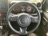 視線を遮らず、運転操作をスムーズに行えるデザイン。直感的な操作で快適なドライビングをサポートしてくれるでしょう。細部にまでこだわった質感も魅力です。