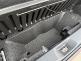 荷室下には、小さな収納もあります。