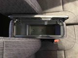 センターアームレスト付きで運転中も腕が楽々!