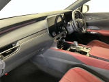 FSPORT専用本革スポーツシート。快適で操作性の良い運転の基本は、シートポジションです。