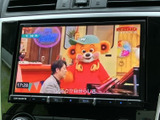 停車時にテレビ放送を視聴できます。お子様連れのお出かけの際に、後部座席のお子様を楽しませるのに役立ちます。