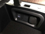 センターコンソールボックスは左右両開きタイプです。運転席・助手席どちらからでも開閉可能!内側には充電用USB端子(Type-C)とアクセサリーソケットが設置されています。