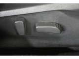 パワーシート(乗り降りから、運転席のポジション設定まで、ボタンで一つで微調整できます。高級車の必須アイテムです。)
