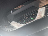 SOSコール装備です。緊急時は遠慮なく押してください。BMWメーカーエマージェンシーに直結致します。
