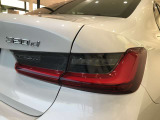 BMWのテールランプはプレスラインへと続く形状のため、統一感のある綺麗なラインを演出しております。