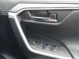 シートメモリーを装備しております!運転する方のシートポジションにボタン一つで操作できるので、とても楽々ですね♪