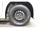 純正のホイールキャップが足元を飾ります!タイヤサイズは145/80R12です。