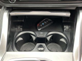 【置き型充電器】置き型充電に対応しております。お持ちの携帯電話が置き型充電器対応でしたら、充電コードの必要なく、すっきりとした車内のまま携帯の充電が可能です。
