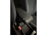 運転席と助手席の間には、アームレストが装備されています!