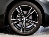 【BMWアロイホイル】軽量かつ強度に拘ったアロイホイル。走行性能ポテンシャルを引き出す設計。車の足元を引き締めてくれる大きなポイントはアロイホイルです。