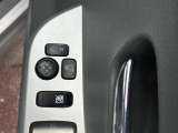 ドアミラーは、格納と角度調整共に電動です。運転席に座りながら最適な角度に調整でき、乗降時にはボタン一つで開閉ができ便利です。