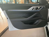 BMWはドアが分厚いです。衝突によりドアがつぶれてしまった場合にも外からいち早くドアを開けれるよう考えられています。数十秒の救出の遅れが命につながりかねない場合、こういった配慮が重要なポイントです。