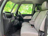 運転席周りも広々としており、長距離運転でも疲れにくい設計です。操作もスムーズで、快適なドライビングを約束します。